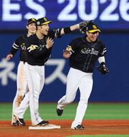 ＤｅＮＡに連勝し、近藤（中央）らナインから祝福される川村（撮影・中島達哉）