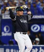 ９回、同点ソロを放ち、バットを放る山川（撮影・中島達哉）