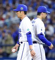 ５回表、先発尾形（右）の交代を告げ、マウンドに向かう相川監督