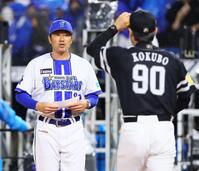 小久保監督（右）とのメンバー表交換に向かう相川監督（撮影・中島達哉）