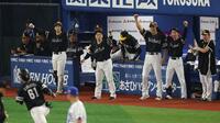 延長１０回ソフトバンク１死、ソフトバンク・川村友斗の勝ち越しソロを放ち喜ぶソフトバンクナイン＝横浜（撮影・金田祐二）