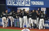 １０回、勝ち越しソロを放った川村を迎えるソフトバンクナイン（撮影・金田祐二）