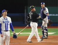 ９回、左越えに同点ソロを放つ代打・山川（撮影・金田祐二）