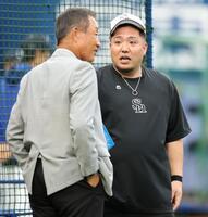 試合前、辻発彦氏（左）と話す山川（撮影・伊藤笙子）