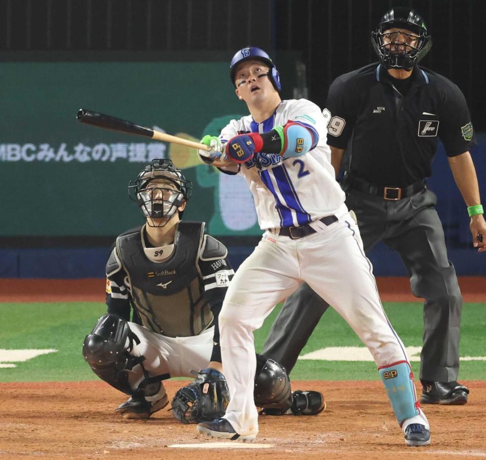 　８回、同点ソロを放つ牧（撮影・金田祐二）
