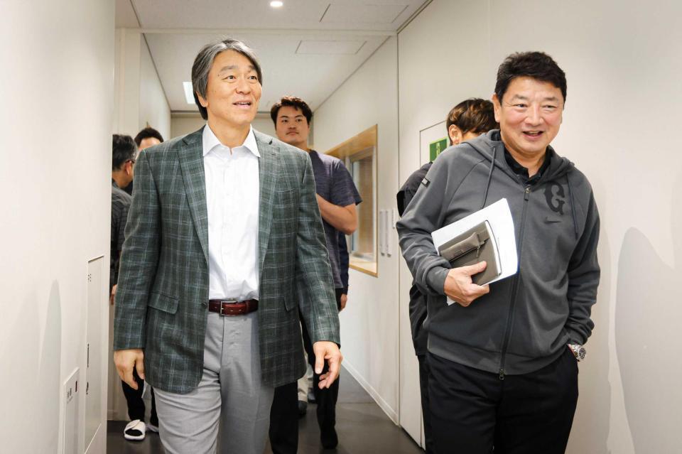 　吉村ＣＢＯ（右）と話す松井新監督（球団提供）