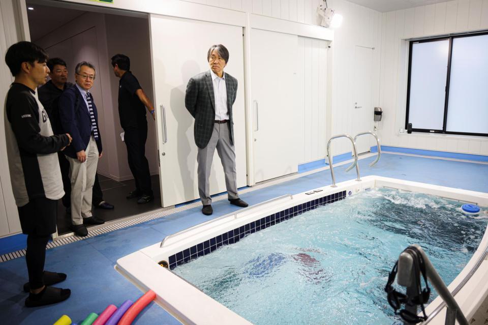 選手寮のジャグジーを見る松井新監督（球団提供）