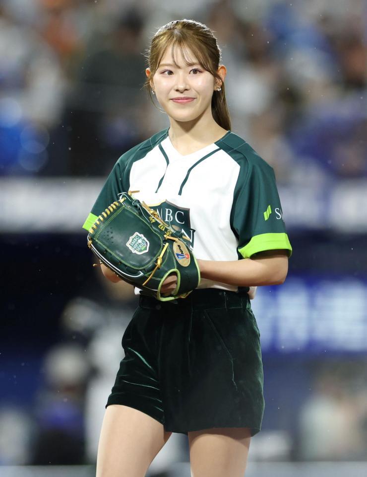 第２戦の始球式を務めた吉田鈴（撮影・伊藤笙子）