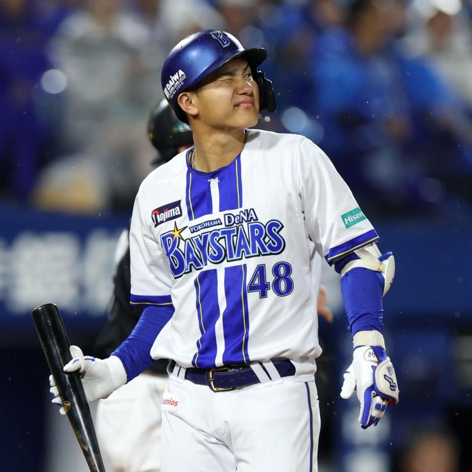 ２回、先制のチャンスで空振り三振に倒れた成瀬（撮影・伊藤笙子）