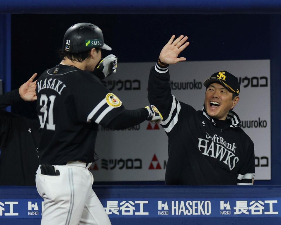 ３回、先制ソロを放った正木（左）を迎える小久保監督（撮影・伊藤笙子）