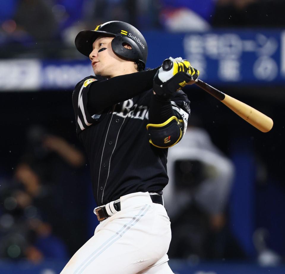 ３回、先制ソロを放つ正木（撮影・中島達哉）