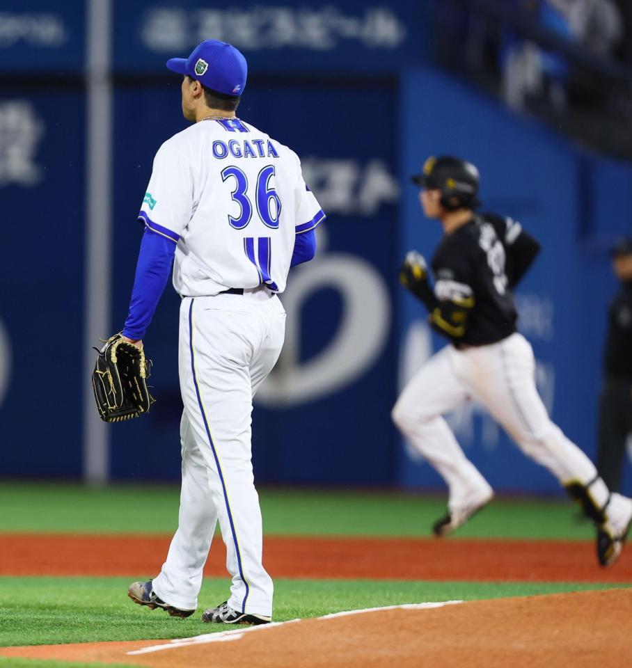 ３回、ソフトバンク・正木智也（右）に先制ソロを浴びるＤｅＮＡ・尾形崇斗＝横浜スタジアム（撮影・中島達哉）