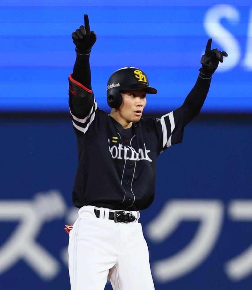 ４回、適時二塁打を放ち、塁上でポーズをとる庄子（撮影・中島達哉）