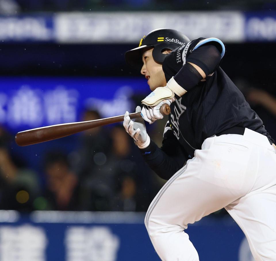 ４回、左前打を放つ山本（撮影・中島達哉）