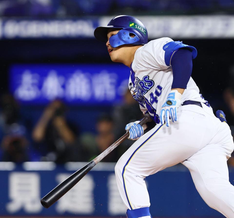 ４回、フェンス直撃の二塁打を放つ井上（撮影・中島達哉）