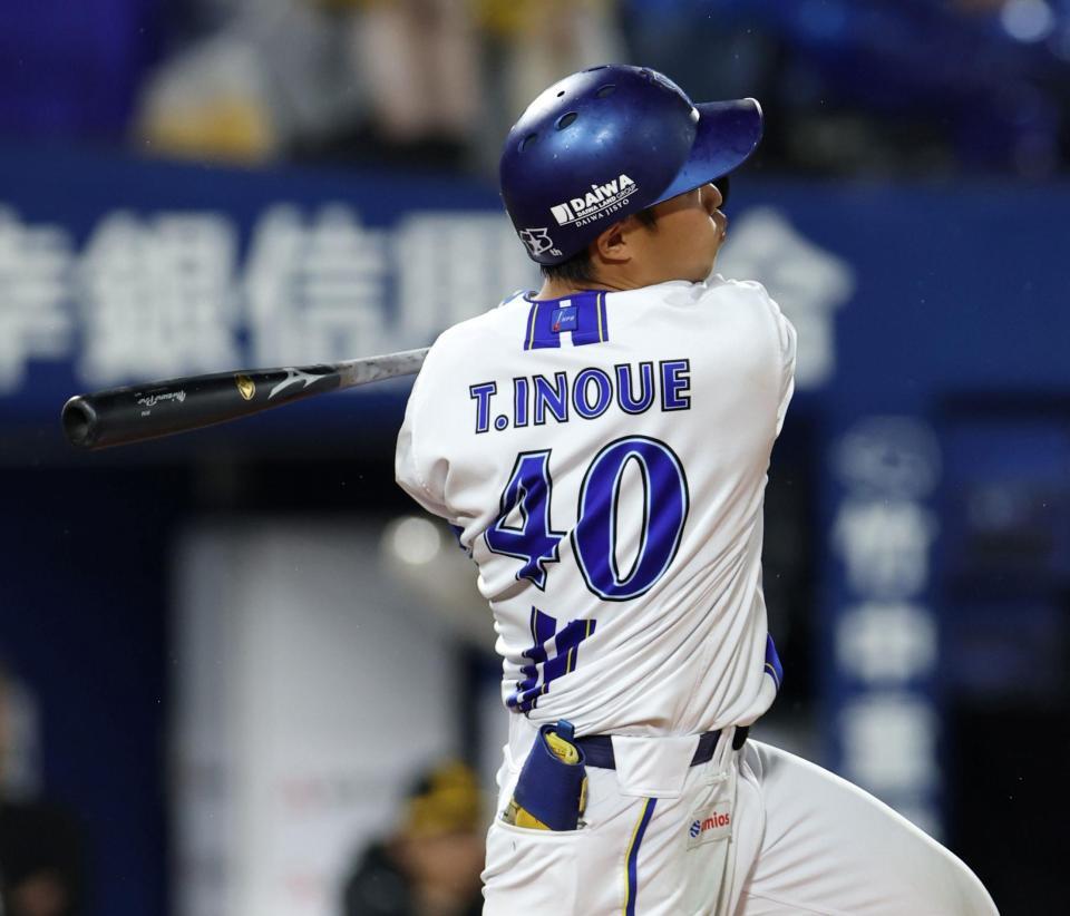 ４回、レフトフェンス直撃の二塁打を放つ井上（撮影・伊藤笙子）