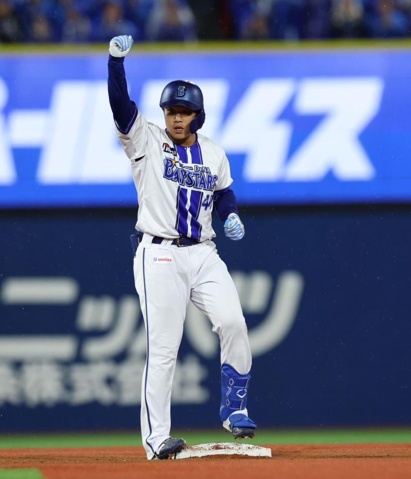 ２回、左線へ二塁打を放ち、塁上でガッツポーズの井上（撮影・伊藤笙子）
