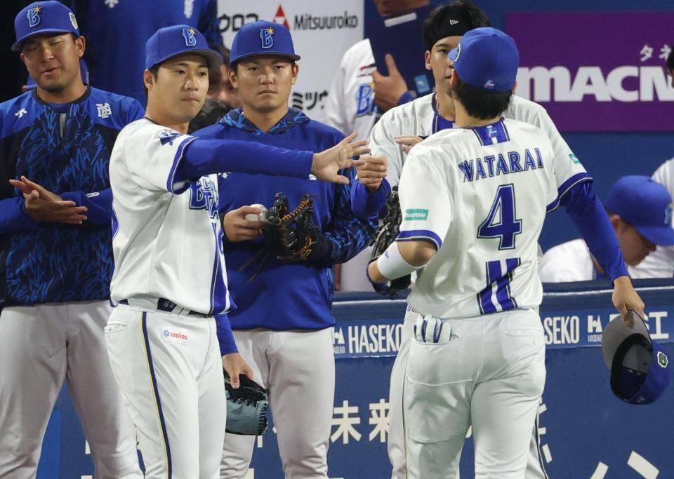 ５回、度会のエラーで作ったピンチを救った岩田（撮影・金田祐二）