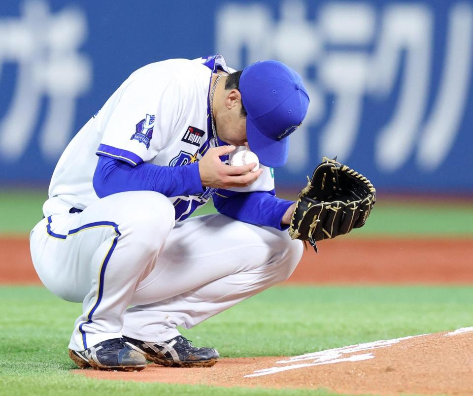 ５回、降板を告げられしゃがみ込む先発の尾形