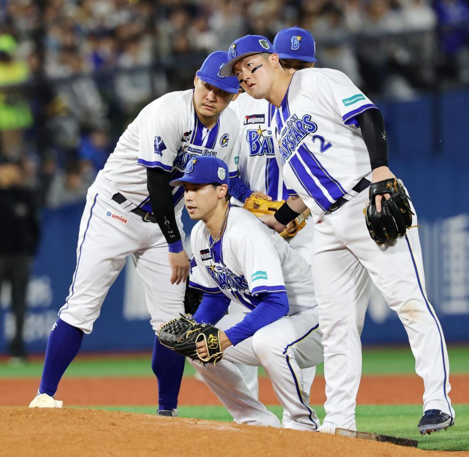 ５回途中で降板となった尾形（中央）。左は筒香、右は牧