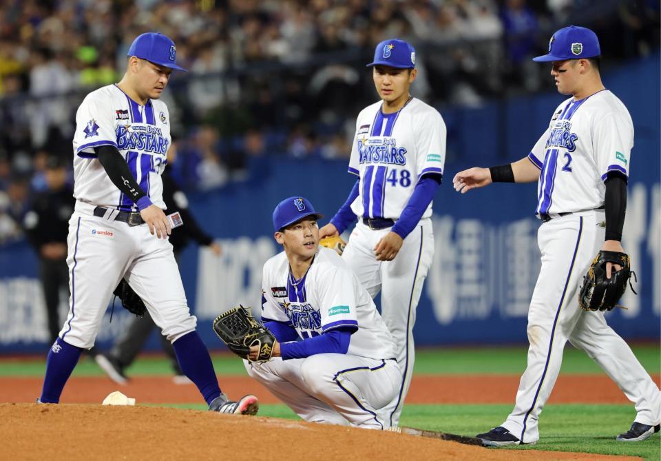 ５回表、マウンドに座り込む尾形の下へ集まるＤｅＮＡナイン