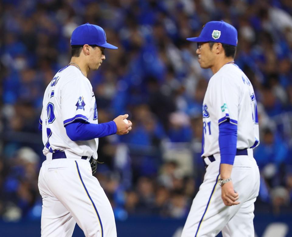 ５回途中で降板する尾形（右は相川監督）＝撮影・中島達哉