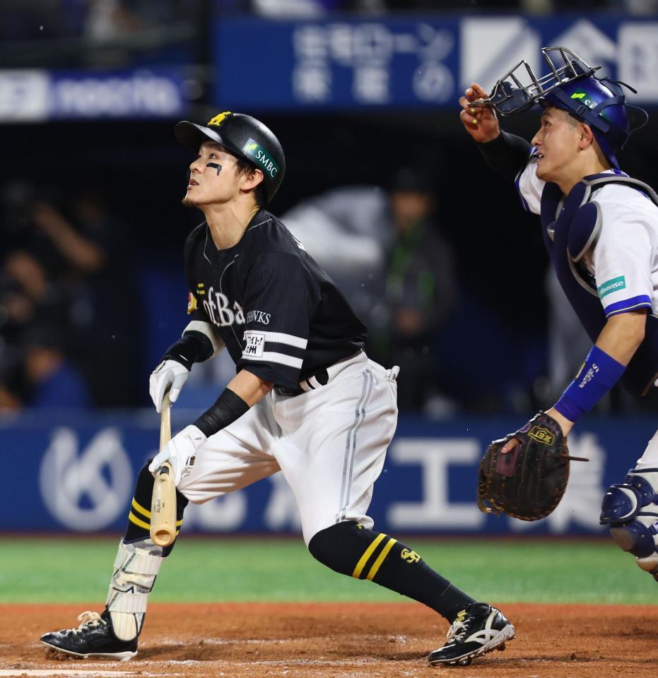 ８回、送りバントを失敗する牧原大（捕手・松尾）＝撮影・中島達哉
