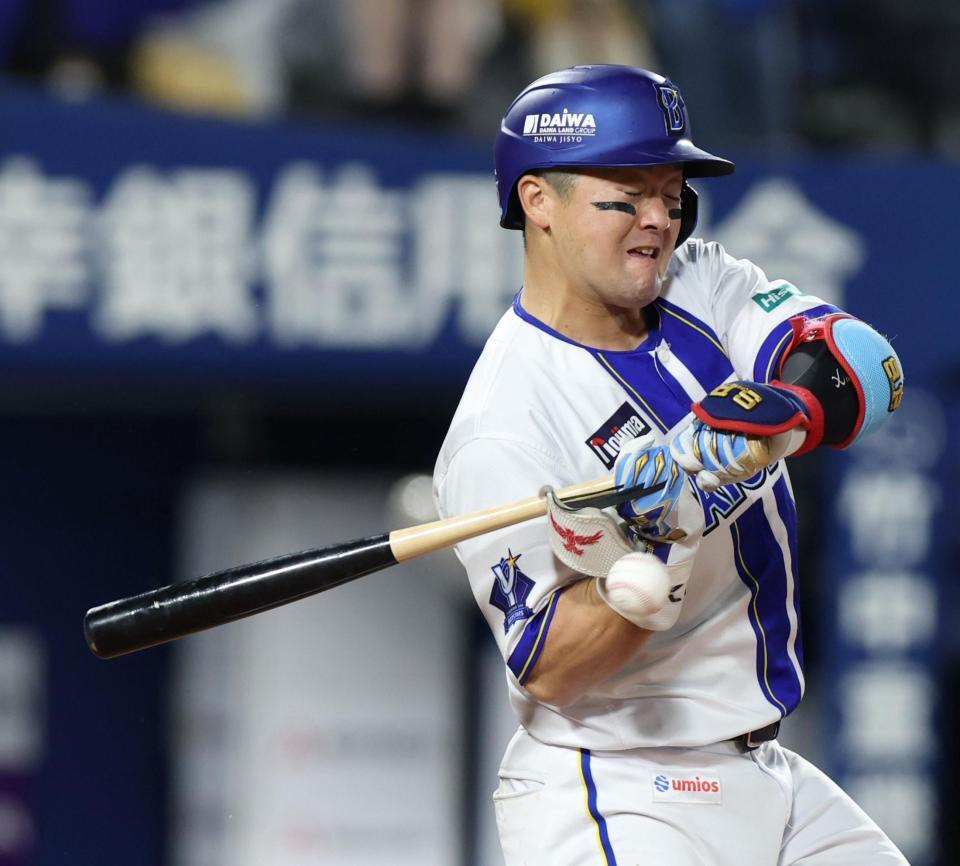 ８回、右手に死球を受ける牧（撮影・伊藤笙子）