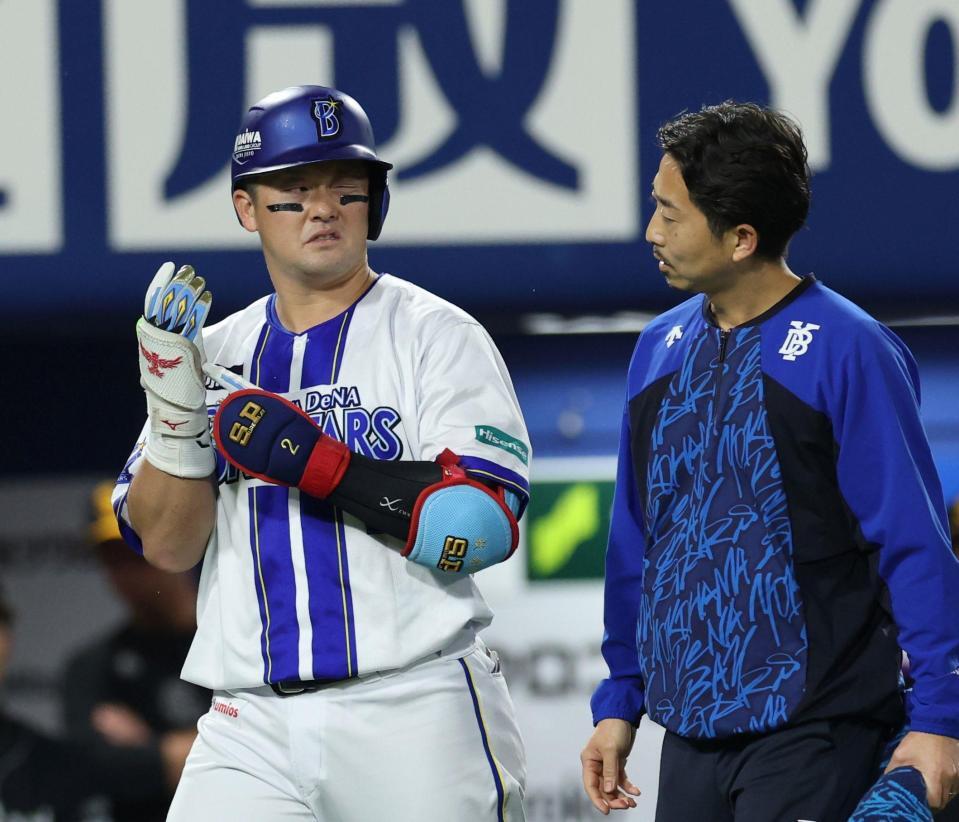 ８回、右手に死球を受け、トレーナーに当たった箇所を示す牧（左）＝撮影・伊藤笙子