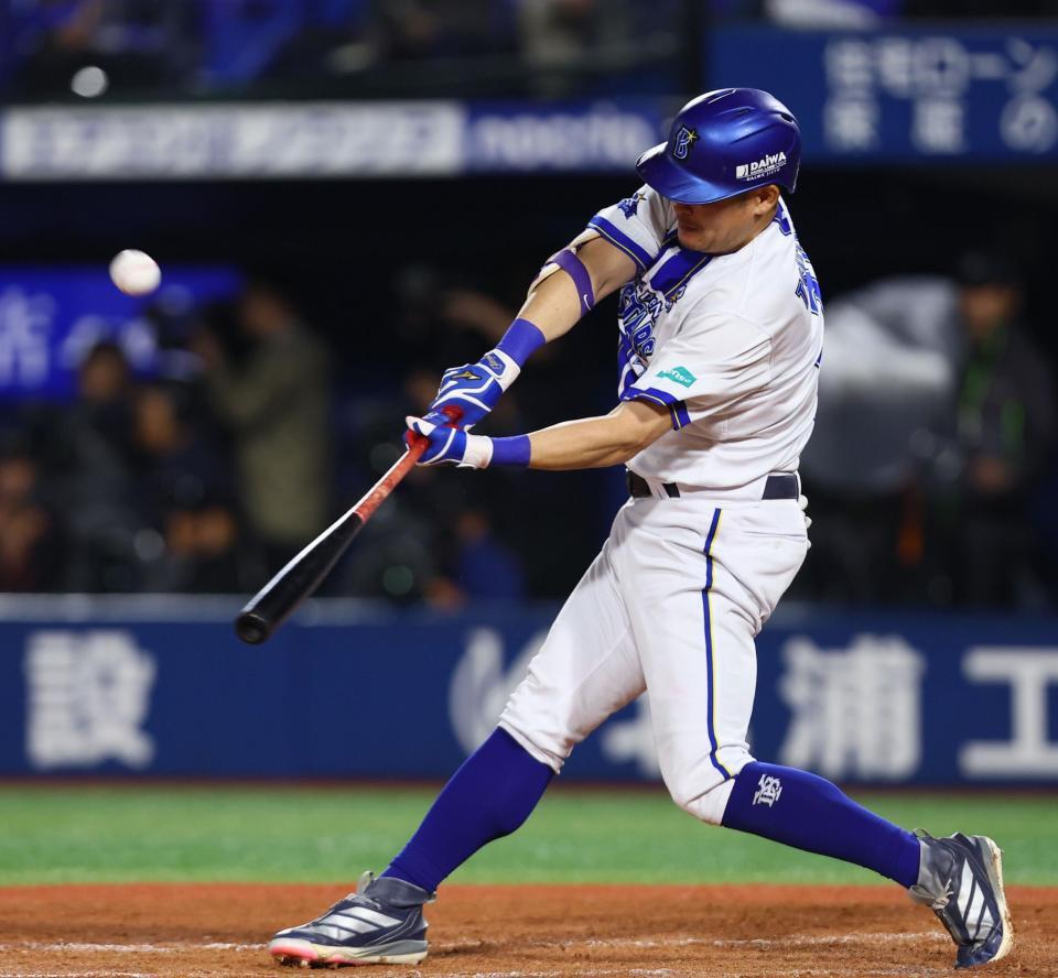８回、逆転３ランを放つ筒香（撮影・中島達哉）