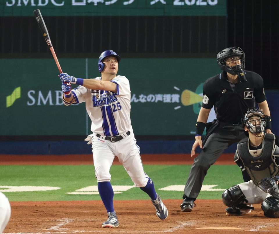 ８回、左越えに逆転３ランを放つ筒香（撮影・金田祐二）