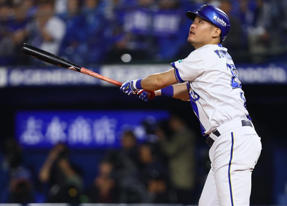 ８回、逆転３ランを放つ筒香（撮影・中島達哉）