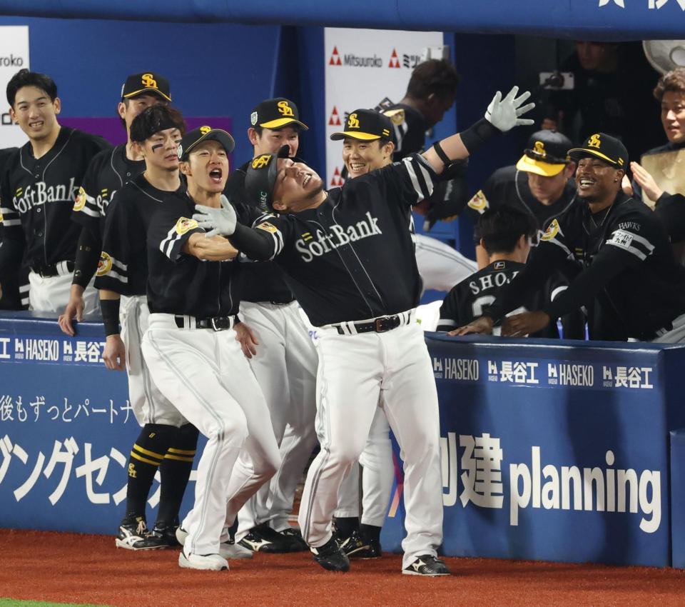 ９回、同点ソロを放ちナインと喜ぶ山川（撮影・金田祐二）