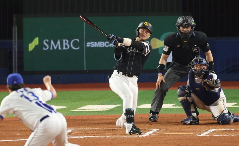 １０回、勝ち越しソロを放つ川村（撮影・金田祐二）