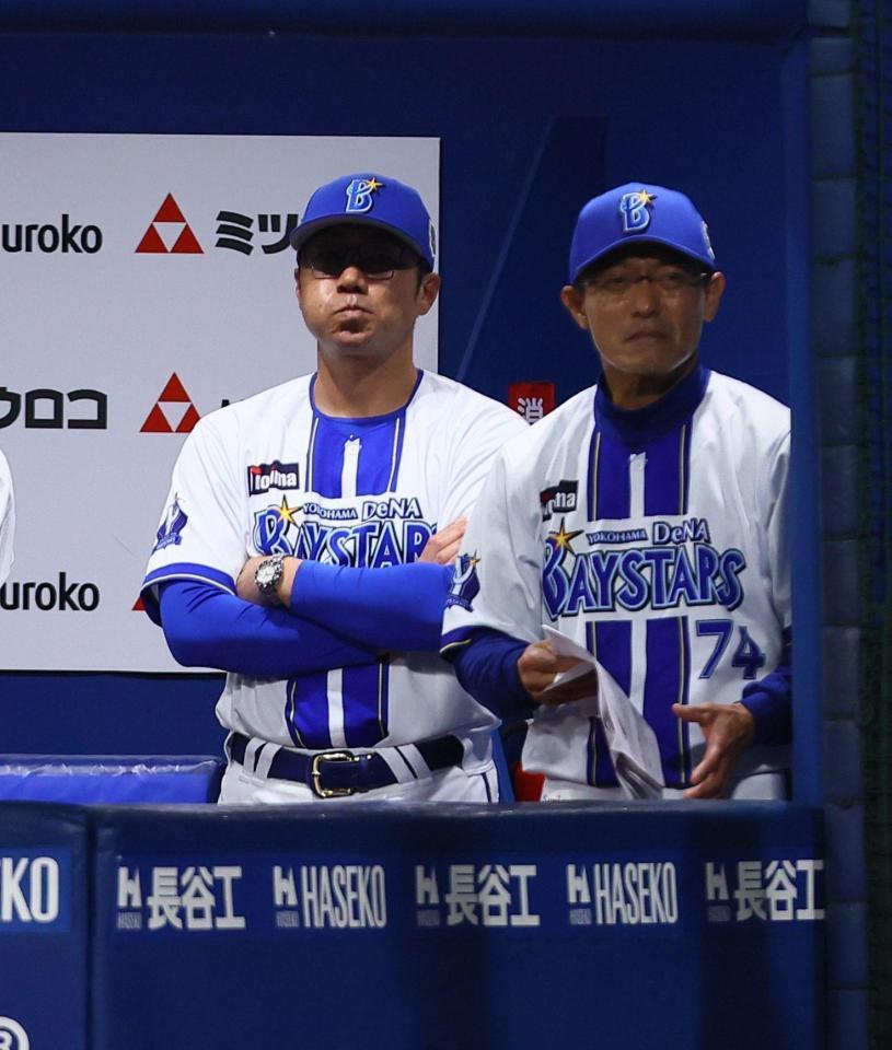 １０回、川村に勝ち越しソロを浴び、厳しい表情の相川監督（左）＝撮影・中島達哉