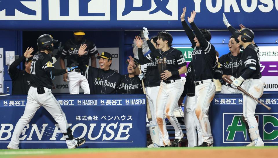 １０回、勝ち越しソロを放った川村（左）を迎える小久保監督（中央）らソフトバンクナイン（撮影・伊藤笙子）