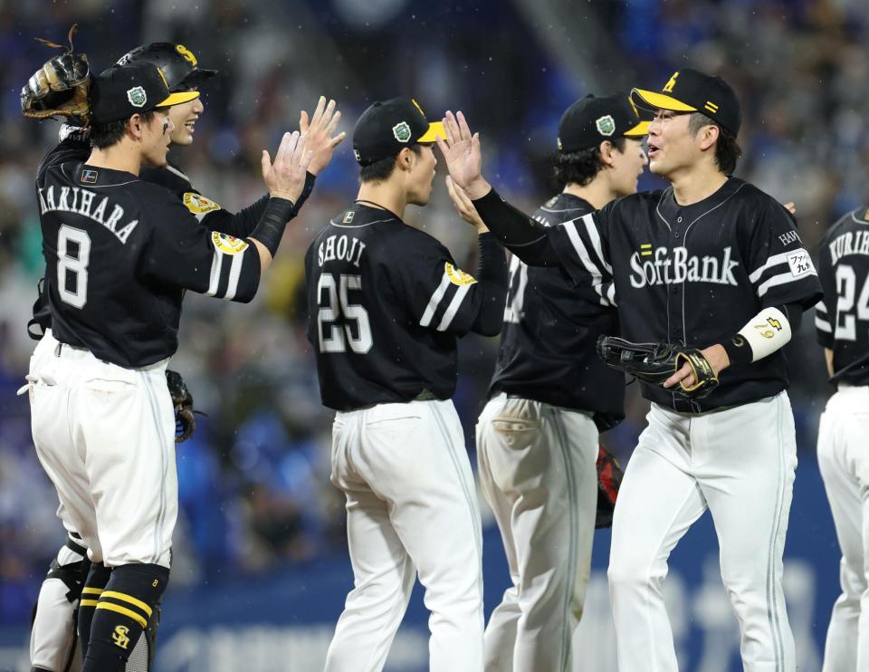 決勝弾を放ち、試合後笑顔でナインとハイタッチする川村（右）＝撮影・伊藤笙子