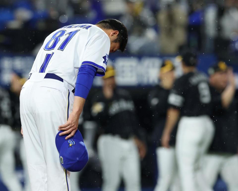 ２戦連続で延長戦を落とし、試合後グラウンドに一礼する相川監督（撮影・伊藤笙子）