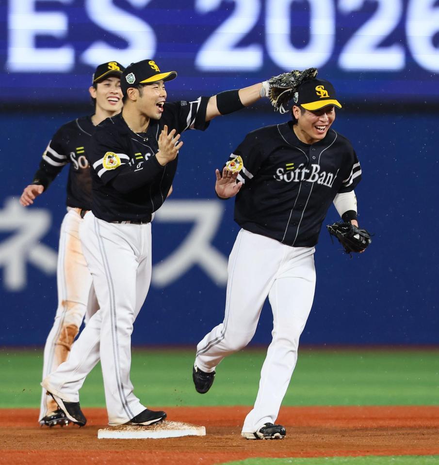 ＤｅＮＡに連勝し、近藤（中央）らナインから祝福される川村（撮影・中島達哉）