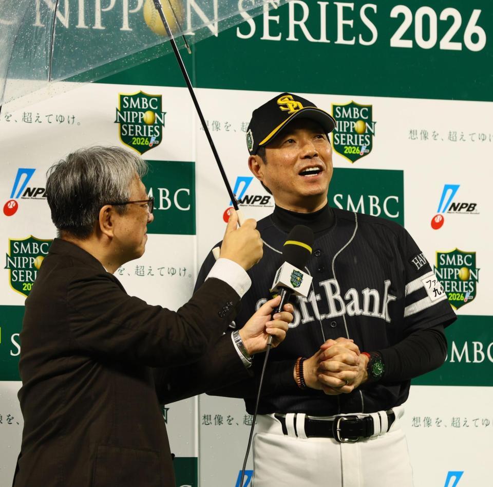 勝利監督インタビューで笑顔を見せる小久保監督（右）＝撮影・中島達哉