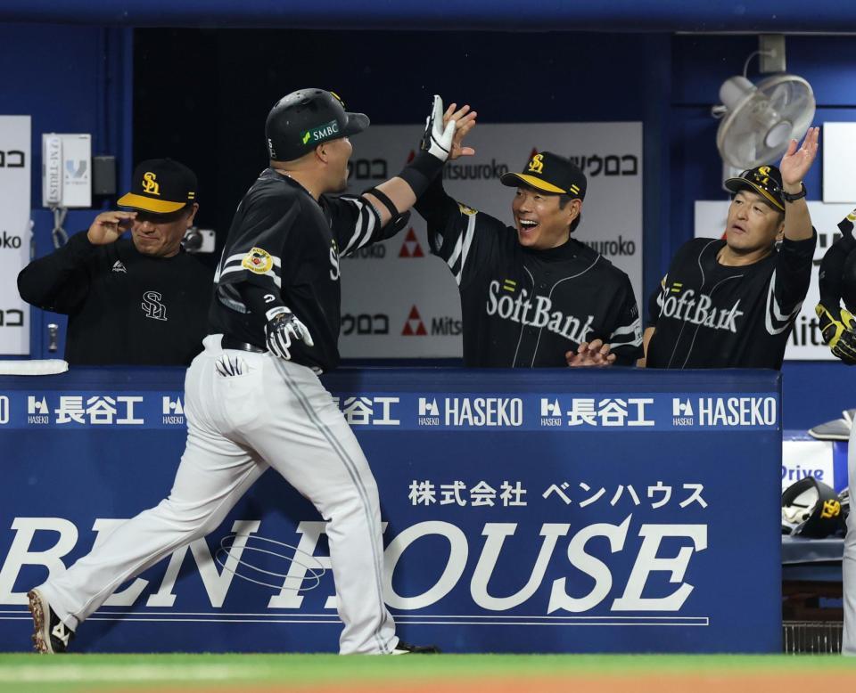 ９回、同点ソロを放った山川（手前）を迎える小久保監督（中央）＝撮影・伊藤笙子