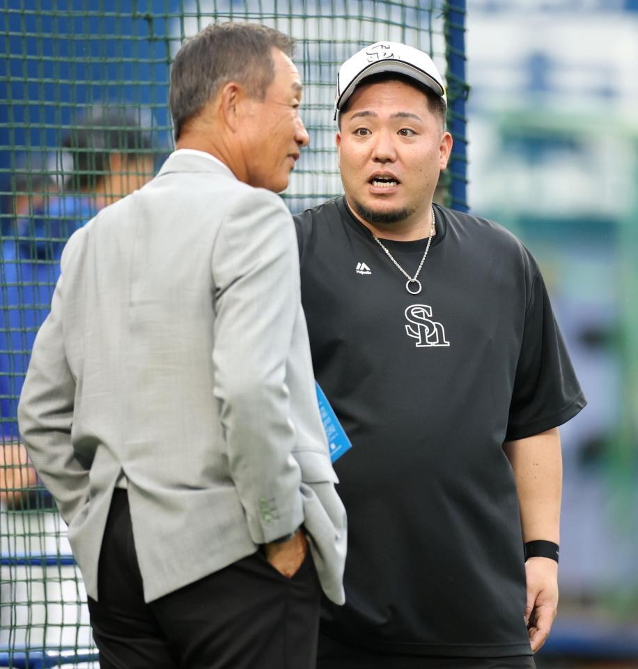 試合前、辻発彦氏（左）と話す山川（撮影・伊藤笙子）