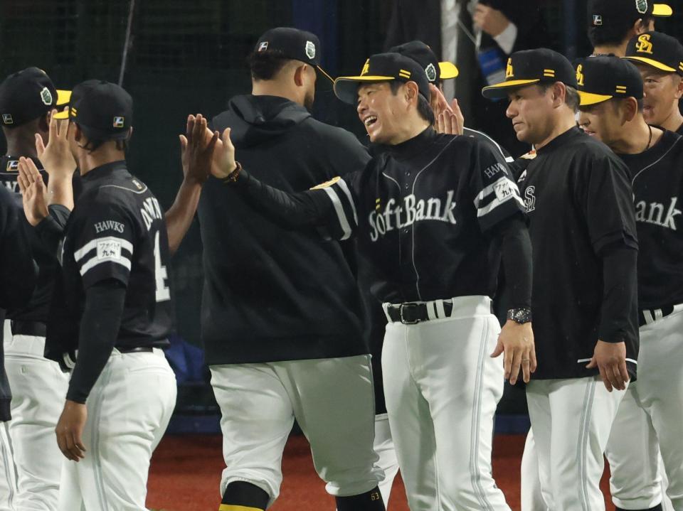 笑顔でナインを迎える小久保監督（撮影・金田祐二）