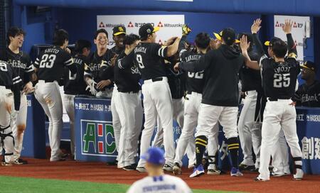 １０回、勝ち越しソロを放った川村を迎えるソフトバンクナイン（撮影・金田祐二）