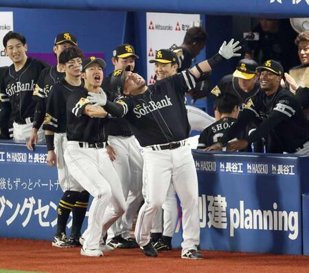 　９回、同点ソロを放ちナインと喜ぶ山川（撮影・金田祐二）