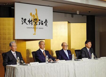 沢村賞選考委員会を終えて、新たに製作されたロゴをバックに会見する（左から）山田久志氏、堀内恒夫氏、平松政次氏、斎藤雅樹氏