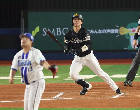 １０回、勝ち越しソロを放つ川村（撮影・金田祐二）