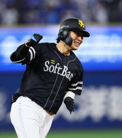 １０回、勝ち越しソロを放ち、ダイヤモンドを回る川村（撮影・中島達哉）
