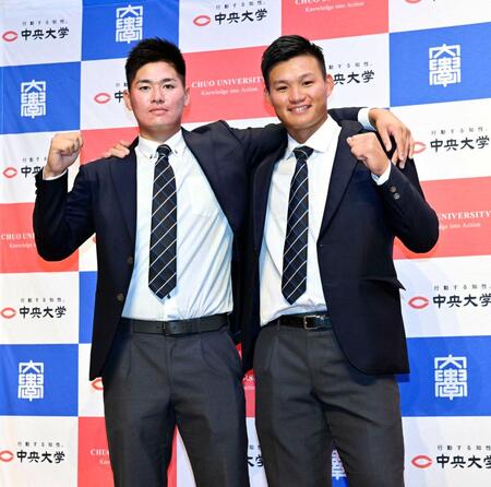 笑顔で撮影に応じる中大の、阪神・森下（右）と北村恵（２２年）