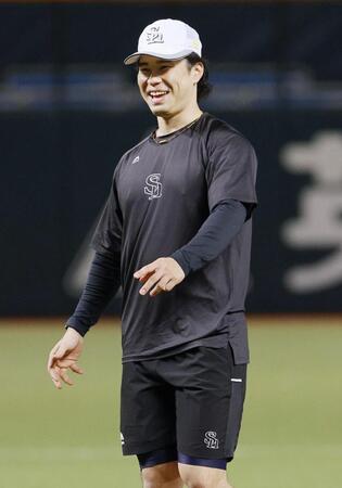 　練習中に笑顔を見せる松本晴